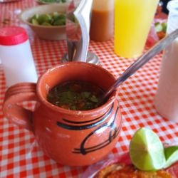 Tacos Santa Fe - Consome con cebolla y cilantro