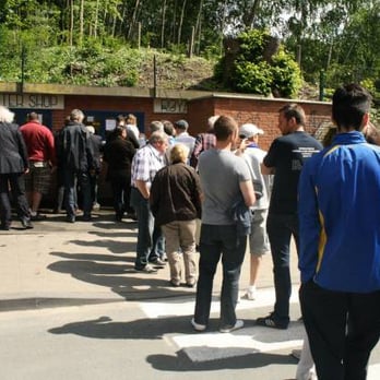 Royale Union Saint-Gilloise - La foule se presse aux tickets. - Soccer Near Me - Forest, BRU