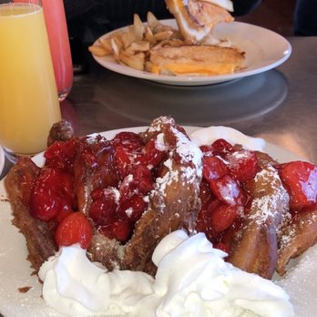 Jamie's Cafe - strawberry deep fried french toast - Cafes Near Me - Elk Grove, California