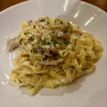 VIVO Italian Kitchen - Fettuccine Alfredo with Chicken - Italian Near Me - Universal City, California VIVO Italian Kitchen - Fettuccine Alfredo with Chicken - Italian Near Me - Universal City, California