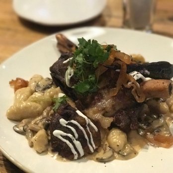 Brook's Kitchen & Tap - Bars Near Me - Oakbrook Terrace, Illinois