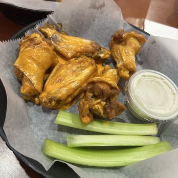 Caddyshack Bar & Grill - Happy hour buffalo wings - Sports Bars Near Me - Plainsboro, New Jersey