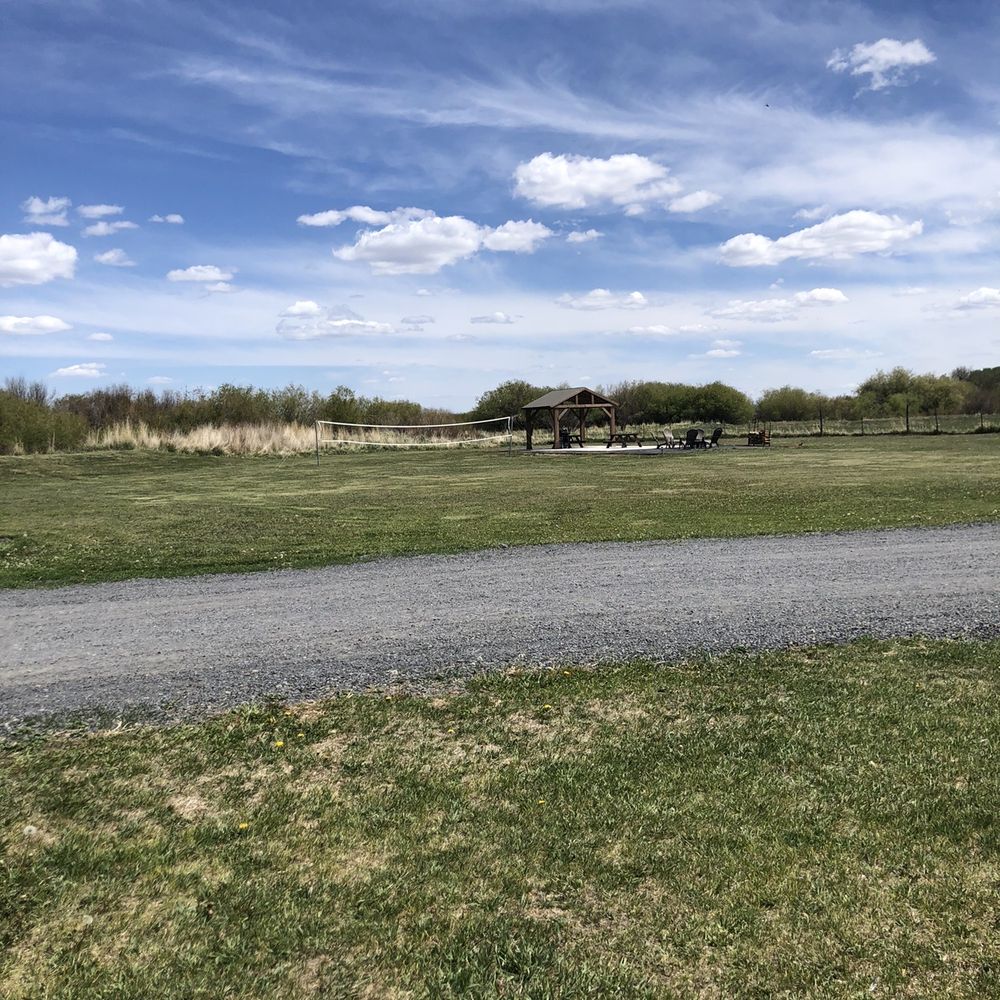 Burns Rv Park - Volleyball court with huge space for friends around the fire - Campgrounds Near Me - Burns, Oregon