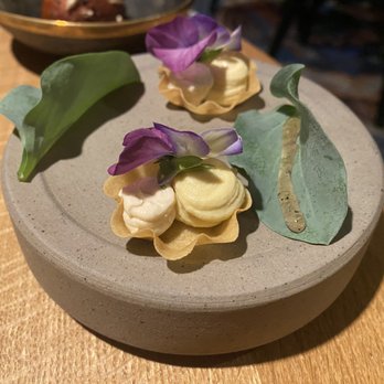 Qui Plume la Lune - Mousse Tartlet and Oyster Leaf with Vinegar Gel - French Near Me - Paris, 75 Qui Plume la Lune - Mousse Tartlet and Oyster Leaf with Vinegar Gel - French Near Me - Paris, 75