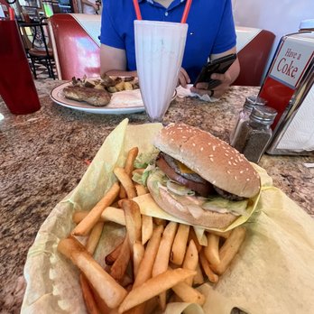 The Great Grill - Diners Near Me - Burbank, California