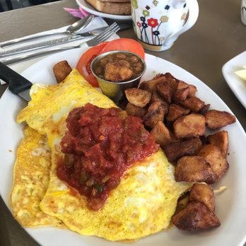 Le Détour - an omelet with a side of potatoes and a cup of coffee - Breakfast & Brunch Near Me - Saint-Jérôme, Quebec Le Détour - an omelet with a side of potatoes and a cup of coffee - Breakfast & Brunch Near Me - Saint-Jérôme, Quebec