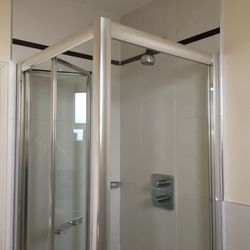 Castle Hotel & Leisure Centre - Shower