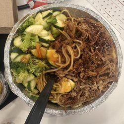 Rumbi Island Grill - Spicy pork noodles with vegetables