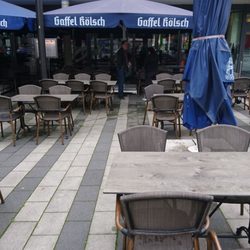 Colognes - Eingang mit Biergarten