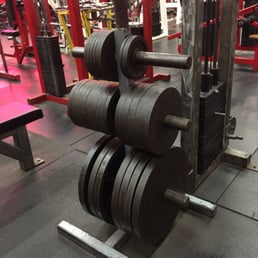 Gotta say, I love it when a gym has round iron plates that match. No BS hexagon or misshapen plates at this gym. Gotta say, I love it when a gym has round iron plates that match. No BS hexagon or misshapen plates at this gym.