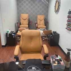 Blossom & Glow Beauty Bar - Nail Station