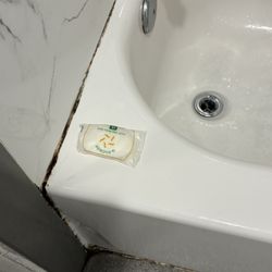 Clarion Pointe El Cajon San Diego East - Brown stuff on caulking around tub