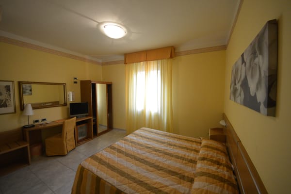 Hotel University by null