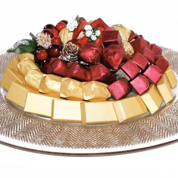 Maison Samadi - Maison Samadi Christmas chocolate arrangement on Decorated Italian glass plate - Chocolatiers & Shops Near Me - London, XGL Maison Samadi - Maison Samadi Christmas chocolate arrangement on Decorated Italian glass plate - Chocolatiers & Shops Near Me - London, XGL