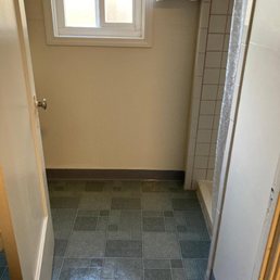 Nice flooring and clean bathroom - Monte Bianco motel in Mt Shasta CA.
