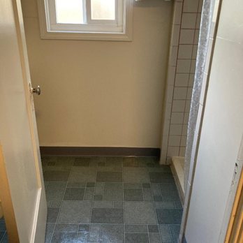 Monte Bianco - Nice flooring and clean bathroom - Monte Bianco motel in Mt Shasta CA. - Hotels Near Me - Mount Shasta, California