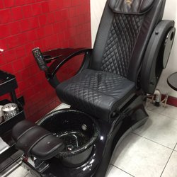 Athina - Este es el tipo de sillas que deberían de tener en un lugar de este tipo para hacer pedicure, busque por todo mazatlan y no encontré ninguno