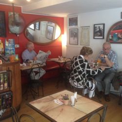 Café Bagdad ofrece un espacio tranquilo para tomar ese descanso tan deseado.