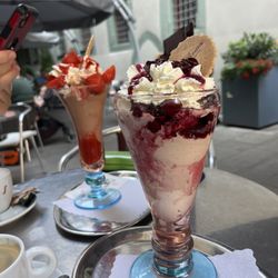 Eiscafé San Remo - Schwarzwälderbecher mit Hazelnusseis und Kirscheis