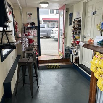 Shannon's Unshelled Express BBH - Interior (Jul 2025) - Seafood Near Me - Boothbay Harbor, Maine Shannon's Unshelled Express BBH - Interior (Jul 2025) - Seafood Near Me - Boothbay Harbor, Maine