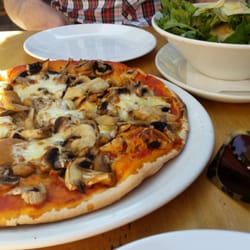 Rocket salad and large fungi misto pizza seved by Maurizio with La Mauvais reputation playing French Gypsy Jazz live there