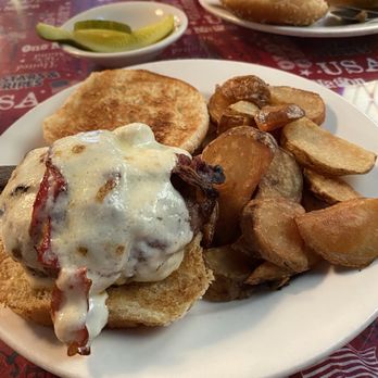 Reese's 1900 - Cheeseburger & chip fries - Pubs Near Me - Patchogue, New York