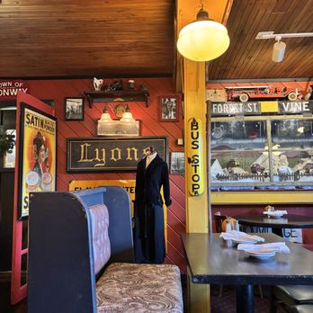 May Kelly's - Interior - Pubs Near Me - North Conway, New Hampshire