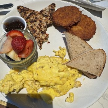 Sixty Vines - 6/10- The chicken sausage  and eggs - New American Near Me - Orlando, Florida