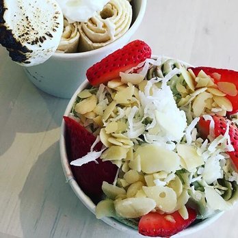 Class 520  - Super green giant with strawberries, almonds & coconut flakes. - Ice Cream & Frozen Yogurt Near Me - Rockville, Maryland