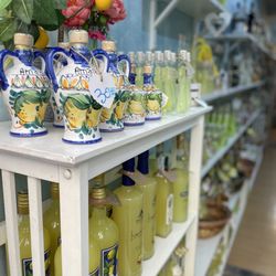 La Boutique del Limoncello - Lemoncello, meloncello, etc. So cute!