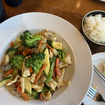 Chen Garden - Mixed vegetables with chicken - Asian Fusion Near Me - Arden, North Carolina