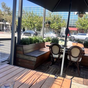 Magnolia House - Outside patio - Cocktail Bars Near Me - Pasadena, California Magnolia House - Outside patio - Cocktail Bars Near Me - Pasadena, California
