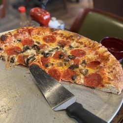 Rynos Pub + Pizzeria - Best Pizza