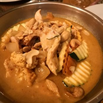 Red Chilli - Mildes Curry mit Hähnchen und Cashew Kernen - Thai Near Me - Mainz, RP Red Chilli - Mildes Curry mit Hähnchen und Cashew Kernen - Thai Near Me - Mainz, RP