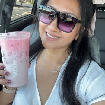 Dunkin' - yummy Double Strawberry Daydream Refresher 6.09.26 - Coffee & Tea Near Me - Fullerton, California