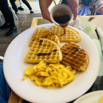 Café Con Gracia - Waffles sencillos with side of egg and maple - Cafeteria Near Me - Cancún, ROO