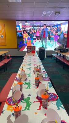 Chuck E. Cheese by null