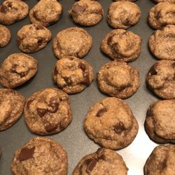 Garth's delicious chocolate chunk cookies, right out of the oven. Too bad there's no "scratch and sniff" feature:) YUM!