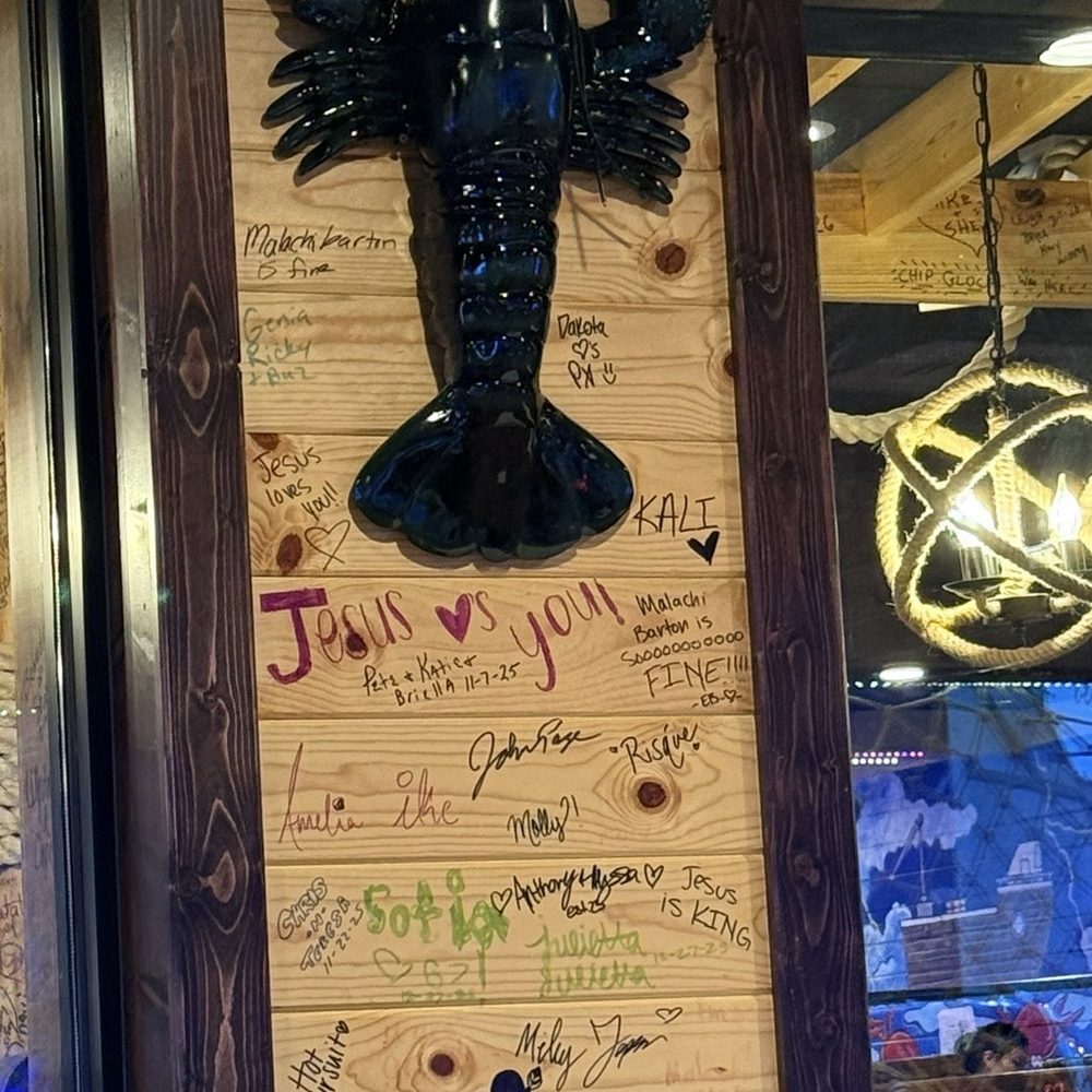 Storming Crab - Lower class decorating with graffiti. - Seafood Near Me - Pigeon Forge, Tennessee Storming Crab - Lower class decorating with graffiti. - Seafood Near Me - Pigeon Forge, Tennessee