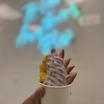 Ice Cream Bae - a hand holding a cup of ice cream - Ice Cream & Frozen Yogurt Near Me - Kansas City, Missouri