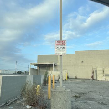 Asap Towing - When cars are filled here, this sign is obstructed and cannot be seen - Towing Near Me - La Puente, California Asap Towing - When cars are filled here, this sign is obstructed and cannot be seen - Towing Near Me - La Puente, California