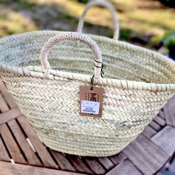 T.J. Maxx & HomeGoods - LOVE! Moi new tote from medinamercantile.com A fave website 4 natural seagrass totes OuiOui. @ TJMAXX 4 $10 bucks. A great value :))