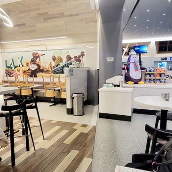 Chicken + Beer - Interior (12/10/24). @LudacrisChickenAndBeer @FlyLAXAirport #Westchester #Airport #Chicken #Beer - Chicken Shop Near Me - Los Angeles, California