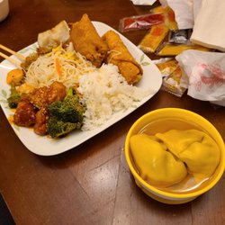Li's Kitchen - A l'il bit o' errythang...best item was the shrimp chow mei, despite them now using medium-sized shrimp.