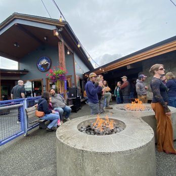 Moose's Tooth - Outdoor waiting area - Pizza Near Me - Anchorage, Alaska