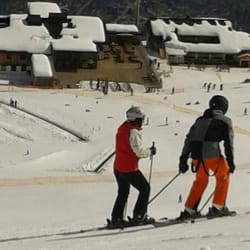 Berghof Golm - Heute Mittwoch ein Traumskitag im Montafon. Blick aus der Piste auf die Terrassen Berghof Golm, Restaurant Grüneck.