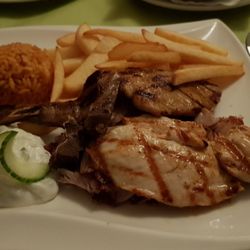 Santorini - "Rafaelas Grillmix": Gyros vom Huhn, Hühnerfilet, Schweinslungenbraten, Lammkotelett". 13,90€