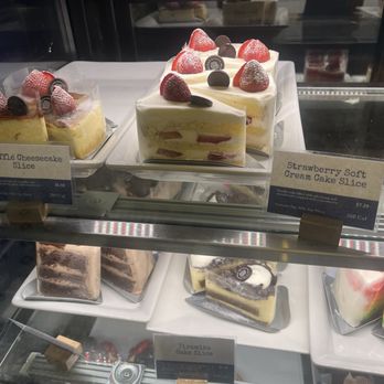 Paris Baguette - Mini Strawberry Soft Cream Cake - Bakeries Near Me - Chicago, Illinois