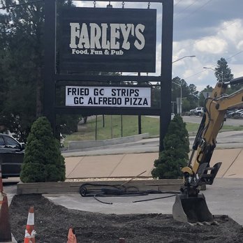 Farley's Food Fun & Pub - Easy to see sign - Sports Bars Near Me - Ruidoso, New Mexico