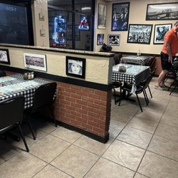 Lenny's New York Pizza - Dining area